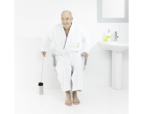 Homme en peignoir utilisant une brosse de toilette avec support