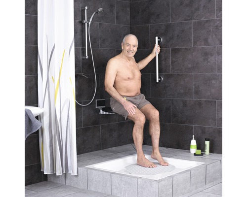Douche accessible avec siège de douche, barre d''appui et rideau de douche