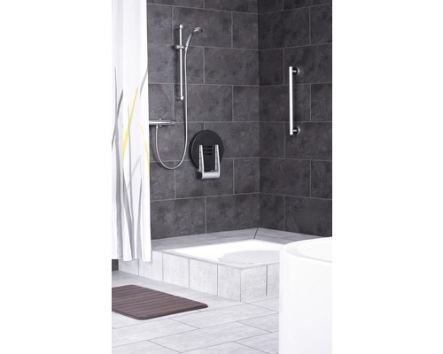 Douche accessible avec barre d''appui, siège de douche et rideau de douche