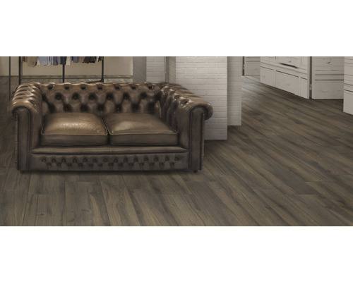 Intérieur avec sol stratifié posé et canapé en cuir