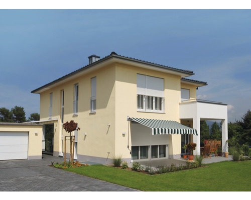 Maison avec volets roulants et store