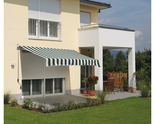Façade de maison avec store et volet roulant pour terrasse