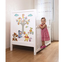 Lit d''enfant blanc avec motifs Winnie l''ourson dans une chambre d''enfant.
