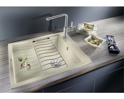 Évier avec égouttoir, robinet et vaisselle