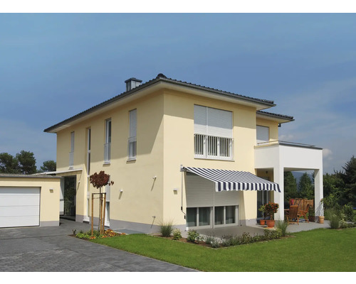 Maison bifamiliale avec volets roulants et store banne