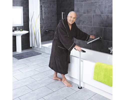 Barrierefreies Badezimmer mit Badewanne, Haltegriff und Badewannen-Einstiegshilfe