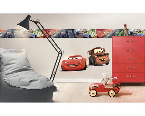Chambre d''enfant avec bordure murale Cars, sticker mural Flash McQueen et Martin, commode rouge, lampadaire et pouf