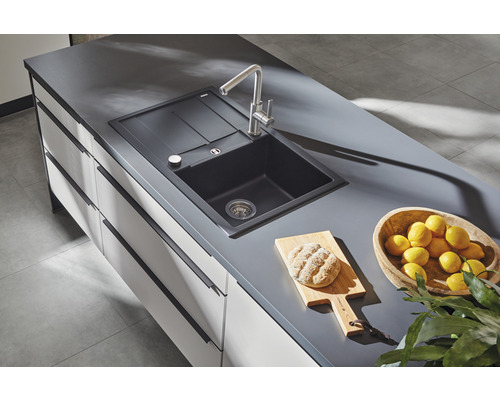 Évier avec égouttoir et robinet de cuisine sur un comptoir de cuisine