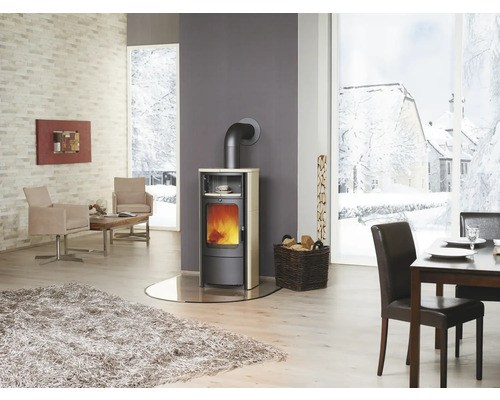 Salon avec poêle à bois, sièges et table à manger dans un design clair et accueillant