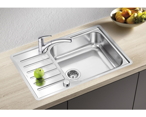 Évier en acier inoxydable avec égouttoir et robinetterie