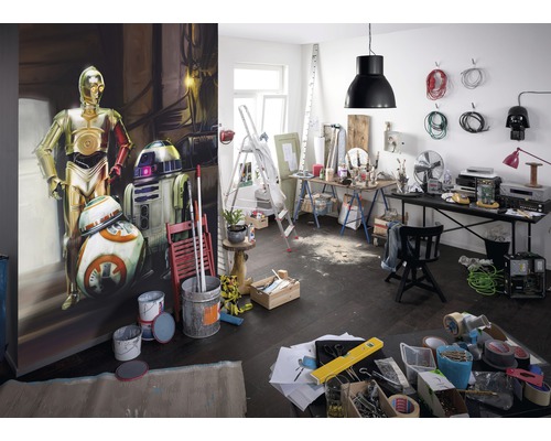 Pièce avec papier peint photo Star Wars, outils et matériaux de construction pour travaux de rénovation