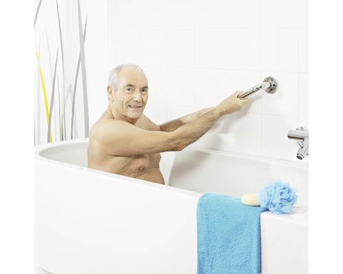 Mann hält einen Haltegriff in der Badewanne für mehr Sicherheit