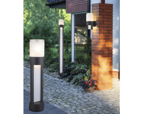 Szene mit Aussenbeleuchtung einschliesslich Wegeleuchten und einer Wandleuchte am Haus