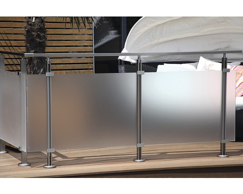 Gartenszene mit Sichtschutzwand aus Glas und Metall auf einer Holzterrasse