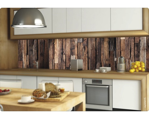 Scène de cuisine avec panneaux muraux en bois et table à manger