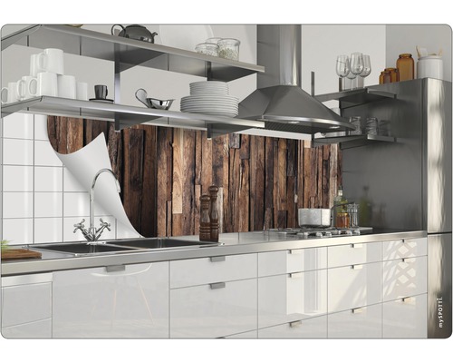 Crédence d''aspect bois au-dessus d''un évier dans une cuisine moderne