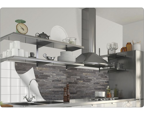 Scène de cuisine avec des étagères, une hotte aspirante et divers ustensiles de cuisine.