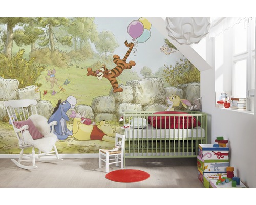 Kinderzimmer mit Winnie Puuh Wandbild, Kinderbett und Schaukelstuhl