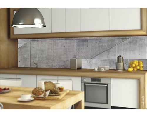 Scène de cuisine avec revêtement mural en béton entre le plan de travail et les armoires murales