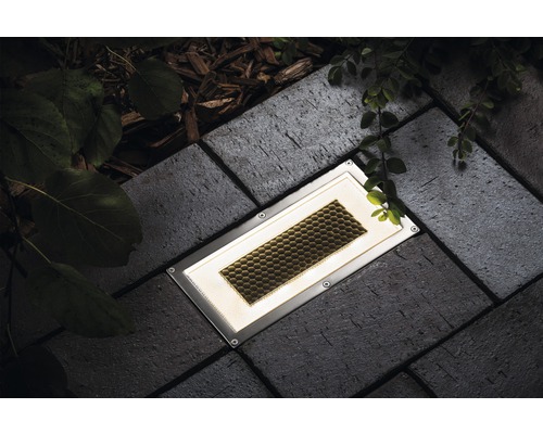 Spot encastrable au sol sur des dalles en pierre à l''extérieur