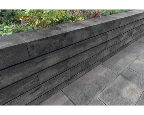 Muret de jardin en blocs de béton avec parterre de fleurs
