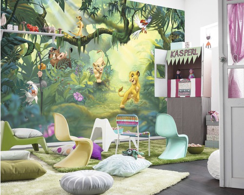 Kinderzimmer mit Dschungel Wandbild, Stühlen und Kissen auf Teppich