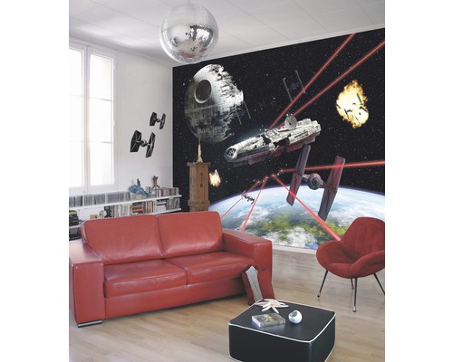 Salon avec papier peint photo Star Wars, canapé rouge, fauteuil et table basse