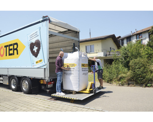 Lieferung von Ricoter Erde mit einem Lastwagen