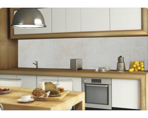 Scène de cuisine avec petit-déjeuner sur un îlot en bois et ustensiles de cuisine sur le plan de travail