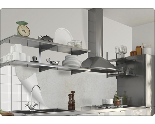 Scène de cuisine avec étagères en acier inoxydable, hotte aspirante et vaisselle
