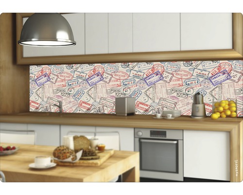 Crédence de cuisine avec motif de tampon de passeport dans une cuisine moderne