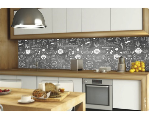 Crédence de cuisine décorative avec motif tableau noir et motifs de petit-déjeuner dans une cuisine lumineuse.