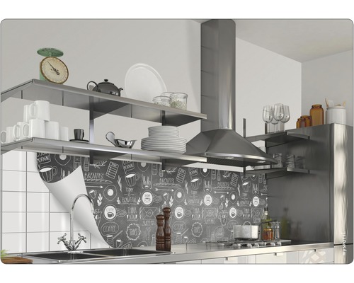 Scène de cuisine avec des étagères, une hotte aspirante et une crédence décorative