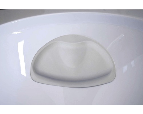 Nahaufnahme eines Urinals mit integriertem Spritzschutz.