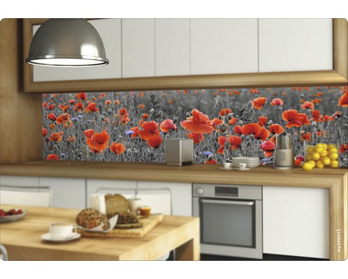 Crédence de cuisine avec motif de coquelicots dans une cuisine moderne