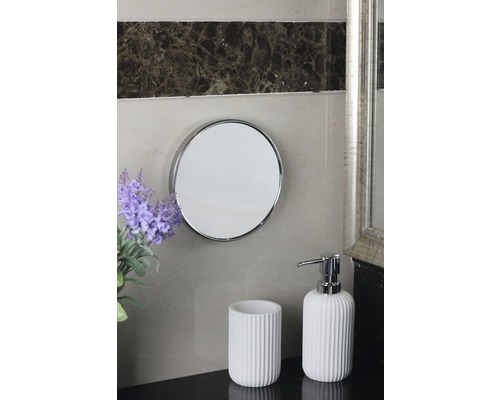 Badezimmer-Szene mit rundem Spiegel, Zahnputzbecher und Seifenspender