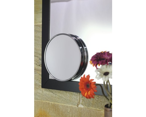 Badezimmer mit Kosmetikspiegel und Spiegel