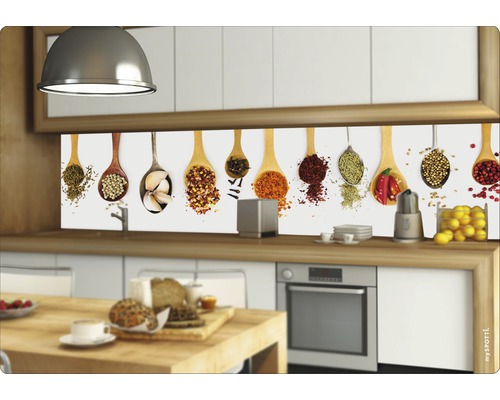 Crédence de cuisine avec motif d''épices dans une cuisine claire