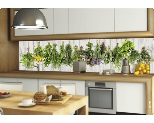 Crédence de cuisine avec motifs d''herbes aromatiques dans une cuisine moderne