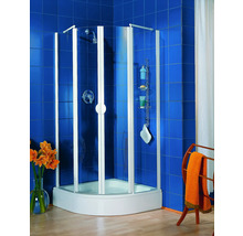Eckdusche mit transparenten Glastüren und weissem Rahmen vor blauen Fliesen.