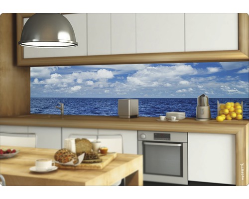 Cuisine claire avec plan de travail en bois et vue sur la mer