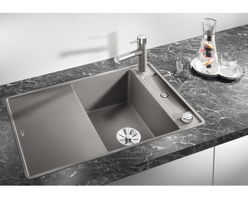 Évier avec égouttoir et robinetterie sur un plan de travail