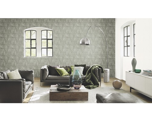 Salon avec papier peint à motifs, canapés en cuir et table en bois