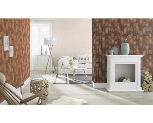 Salon avec papier peint motif brique marron, cheminée et meubles clairs pour une ambiance chaleureuse