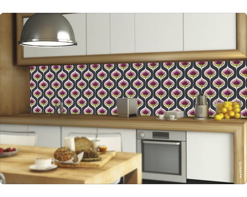 Crédence de cuisine avec motif floral dans une cuisine moderne