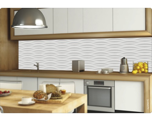 Scène de cuisine avec plan de travail, évier, robinet, cuisinière et panneau mural à motif ondulé