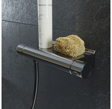 Thermostatbatterie mit Ablage und Pflegeprodukt sowie Badeschwamm