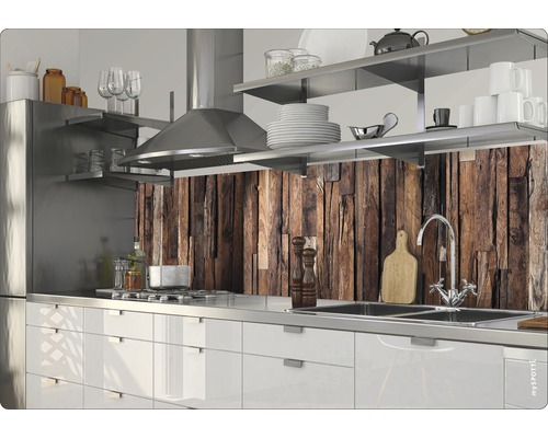 Scène de cuisine avec évier, plaque de cuisson et crédence en bois