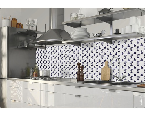 Crédence de cuisine avec motif de palmiers et de voiliers dans une cuisine moderne