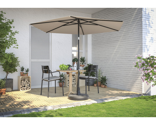 Scène avec parasol carré, table, chaises et plantes sur une terrasse